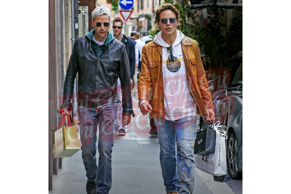 Gabriel Garko con il marito avvocato a Palermo, sorridenti in un giardino.