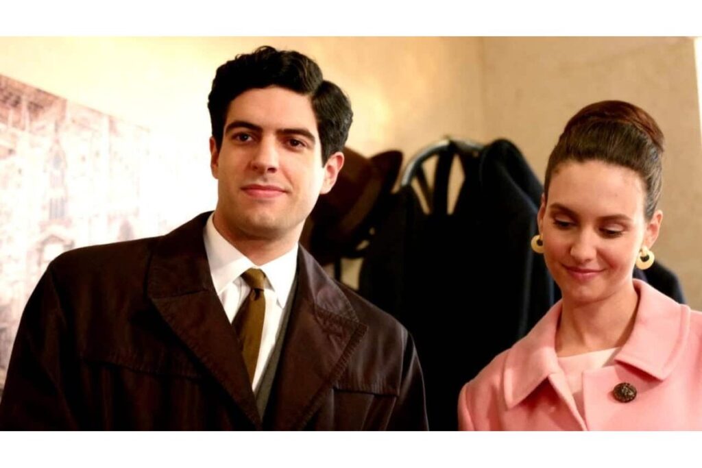 Greta preoccupata mentre ascolta una conversazione segreta nel negozio di moda.