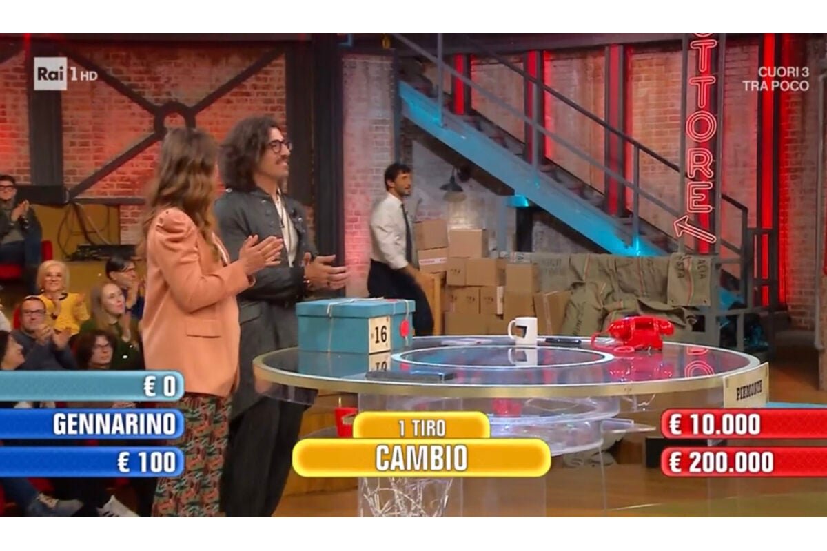 [Concorrente sorride mentre apre il pacco vincente ad Affari Tuoi]