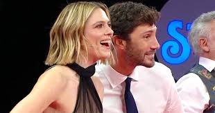 Stefano De Martino e Brenda Lodigiani, sono fidanzati? Cosa c’è dietro al bacio in tv e alle foto a braccetto